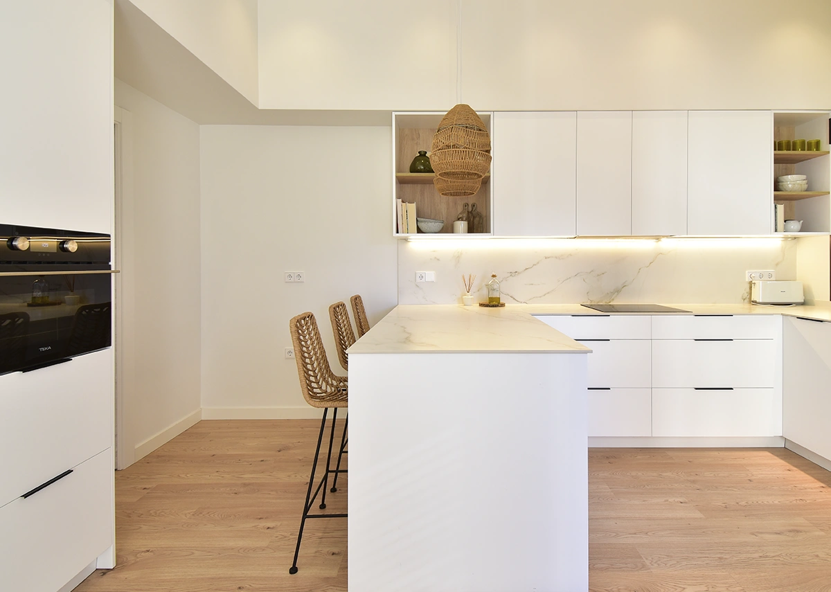 Cocina abierta con placa invisible