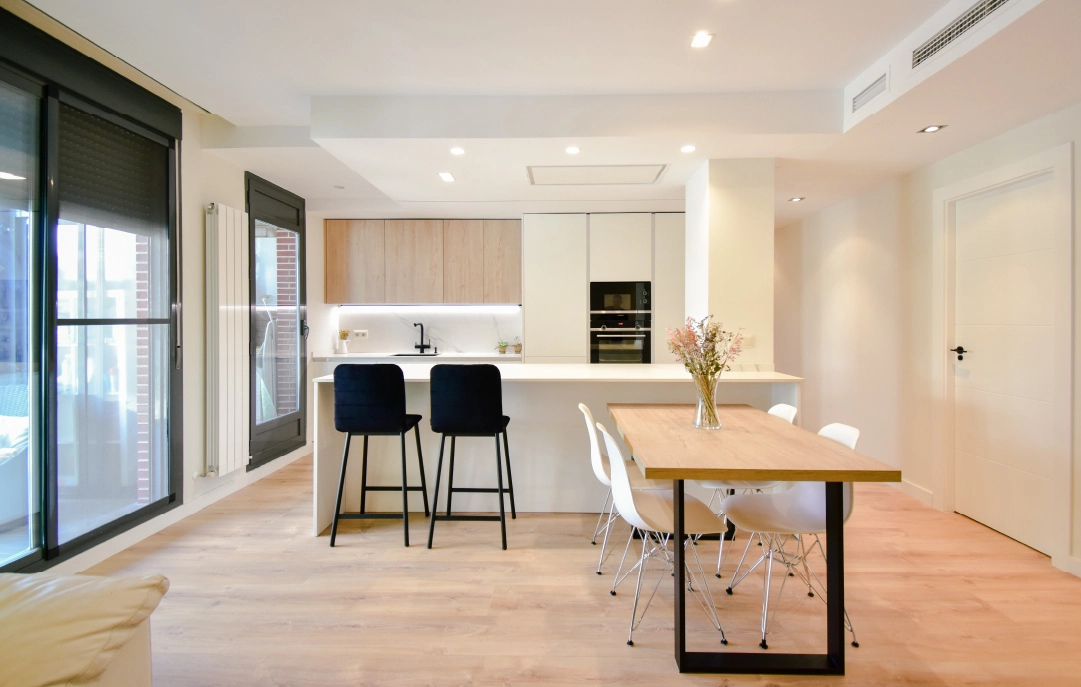 Cocina blanca y madera abierta al salón