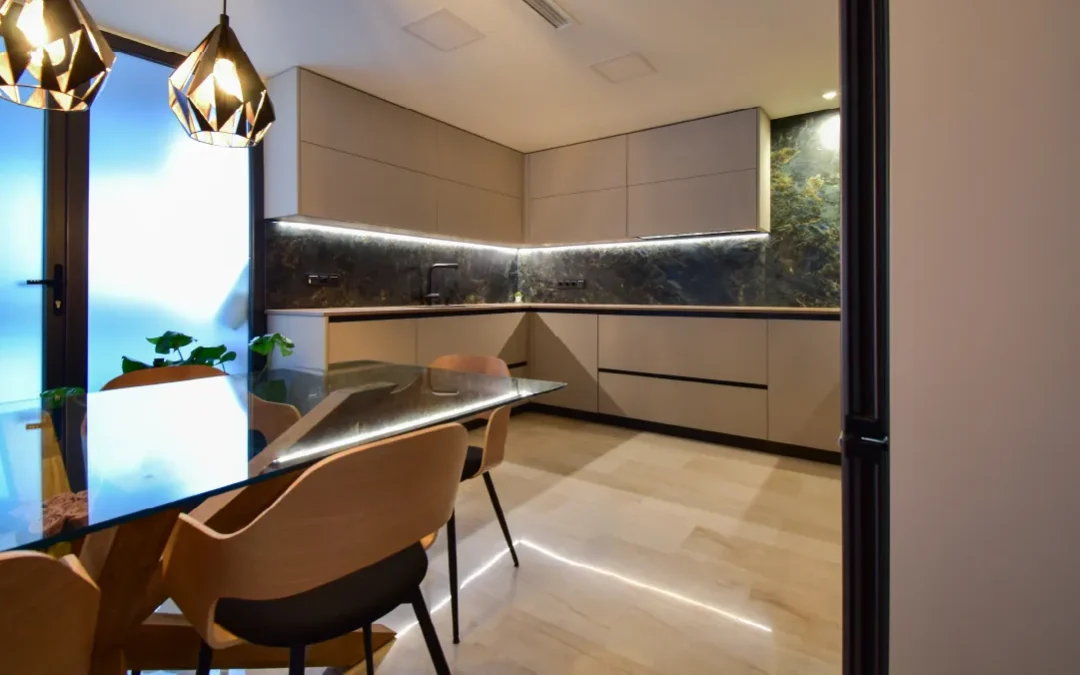 Cocina en U con placa invisible