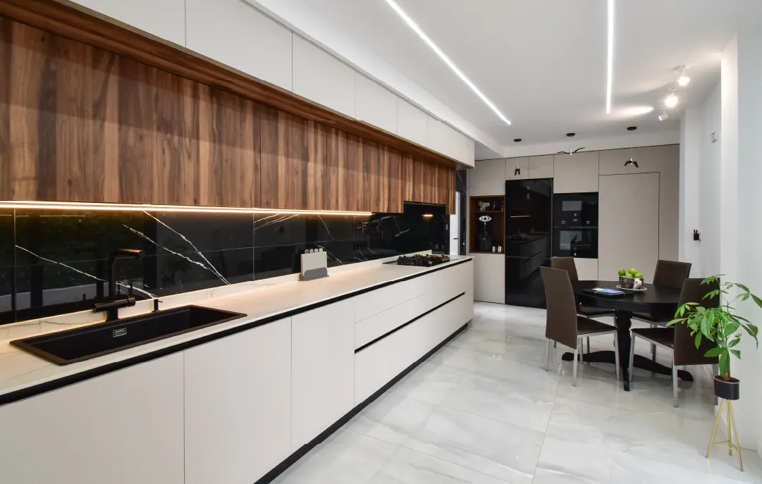 Cocina lineal con baño oculto Cocina lineal con baño oculto