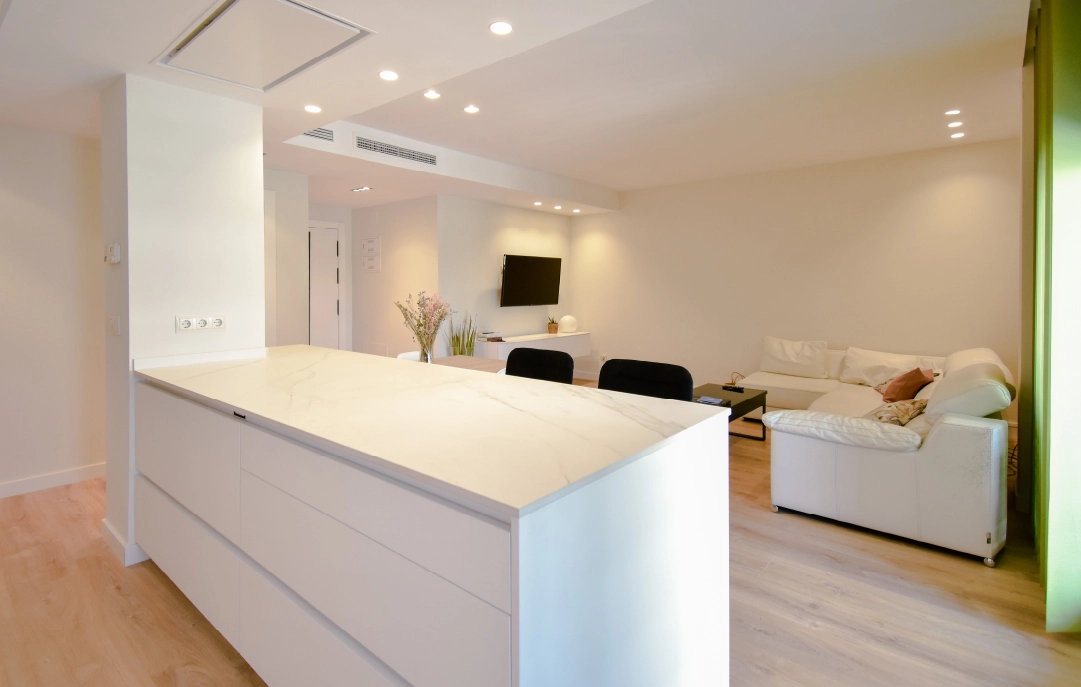 Cocina abierta al salón con península