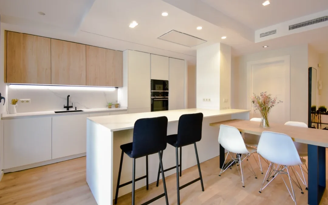 Cocina blanca con península e inducción invisible