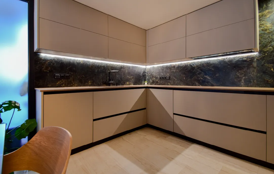 Cocina en U con placa invisible Cocina en U con placa invisible