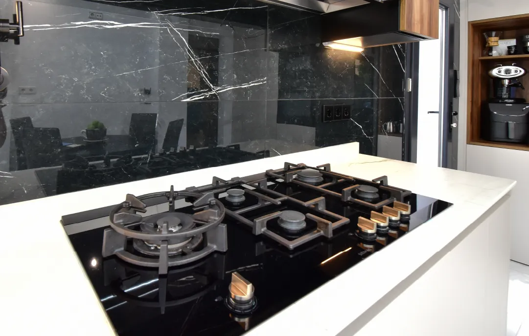 Cocina lineal con baño oculto