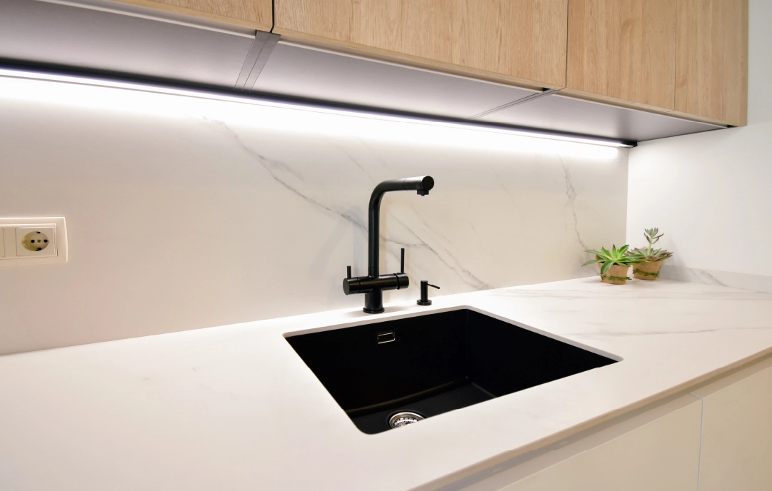 Grifo en cocina abierta al salón con península
