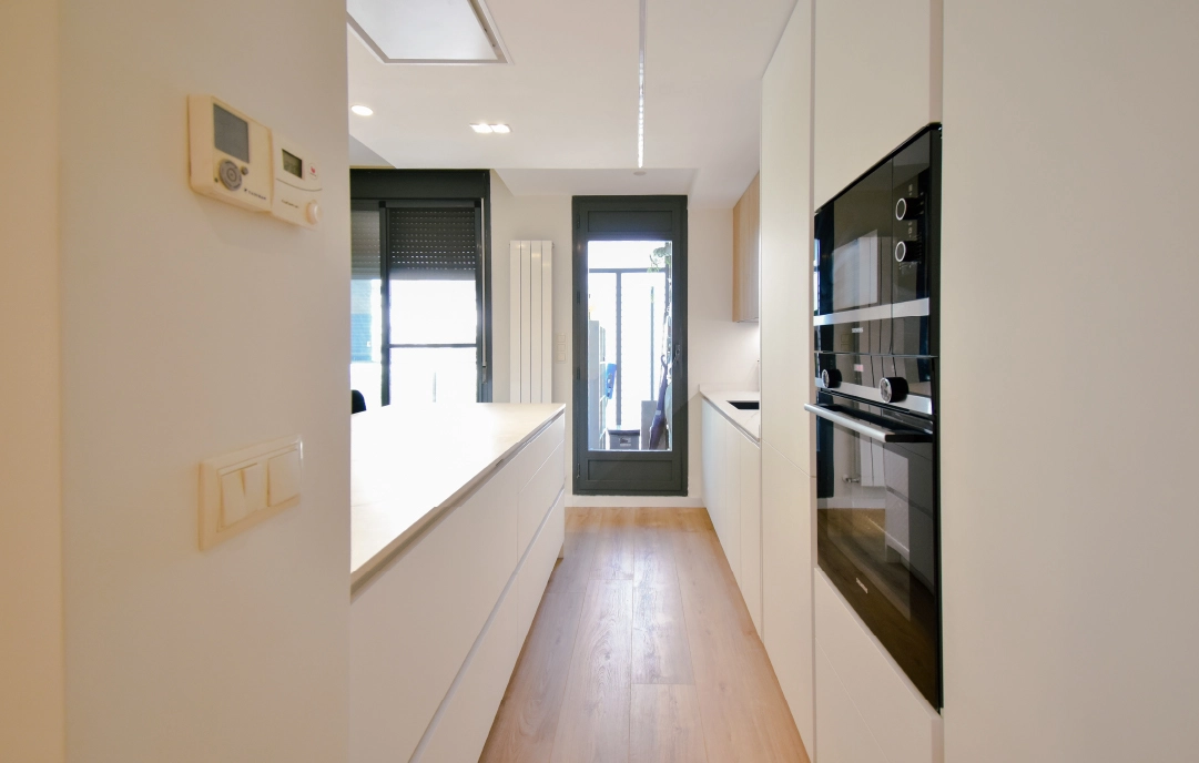 Cocina abierta al salón con península