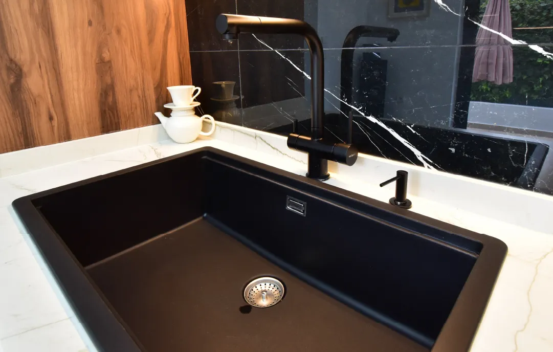 Cocina lineal con baño oculto