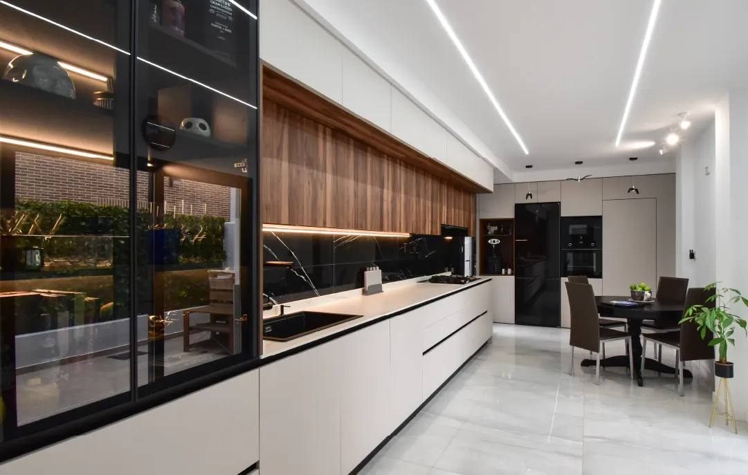 Cocina lineal con baño oculto Cocina lineal con baño oculto