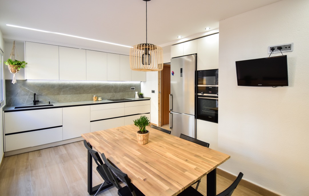 Cocina con office y desayunador