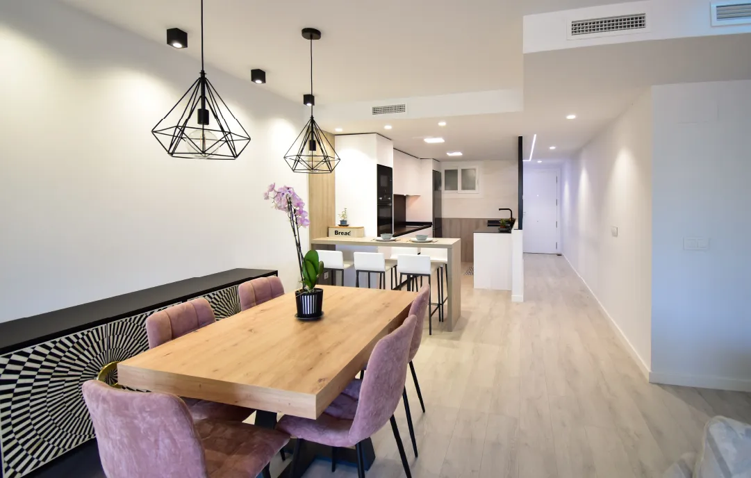 Cocina abierta al salón con cristalera
