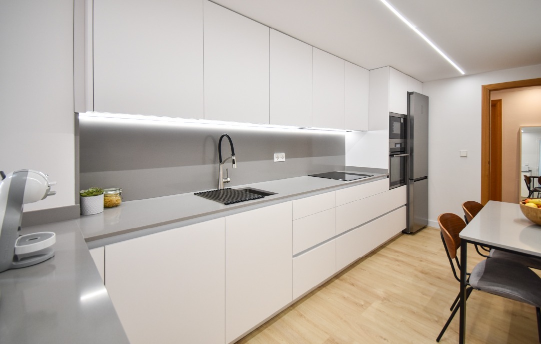 Cocina en L en blanco mate