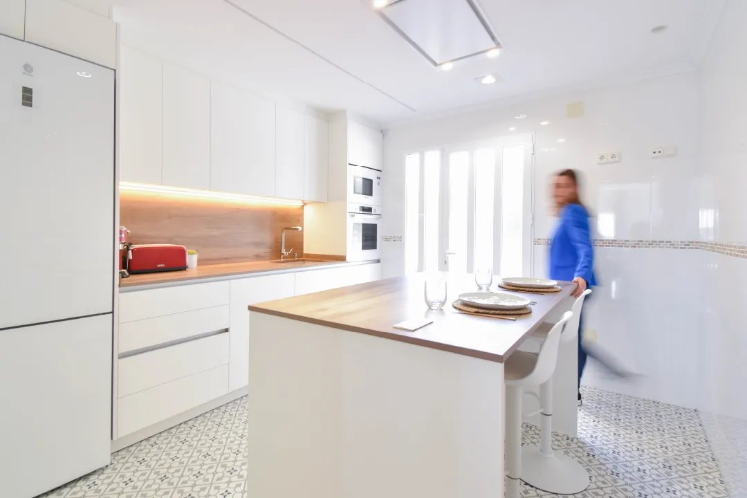 Reforma de cocina con placa de inducción invisible