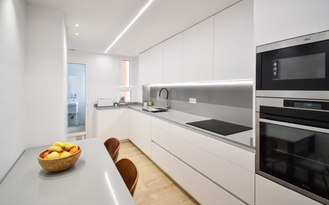 Cocina en L en blanco mate