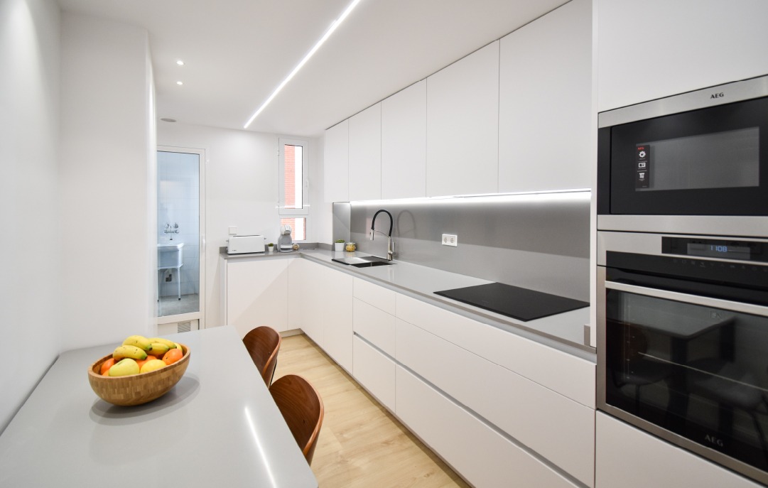 Cocina en L en blanco mate