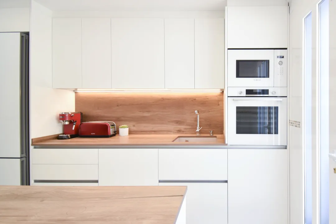 Reforma de cocina con placa de inducción invisible
