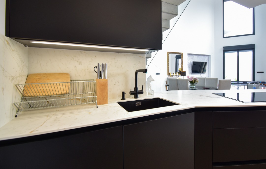 Cocina en tonos negro mate y nuez