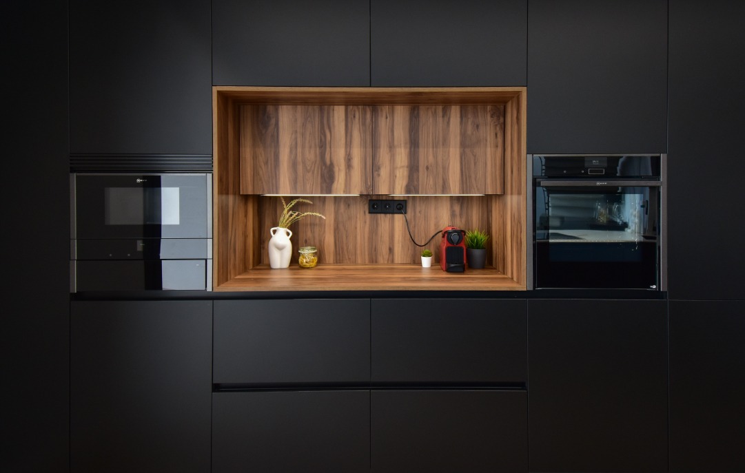 Cocina en tonos negro mate y nuez