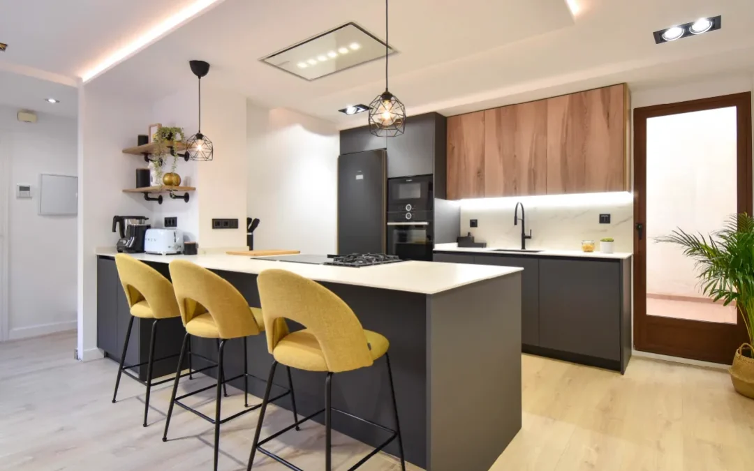 Cocina antracita y roble con península