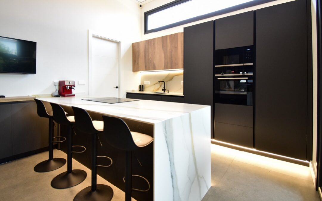 Cocina con placa de extractor integrado