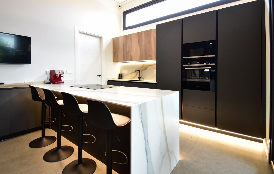 Cocina con placa de extractor integrado Cocina con placa de extractor integrado