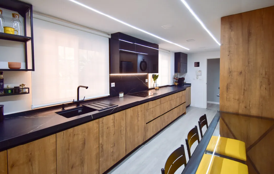 Moderna cocina negra y madera