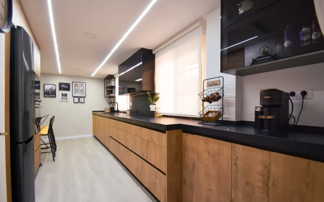 Moderna cocina negra y madera