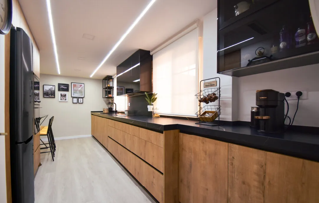 Moderna cocina negra y madera