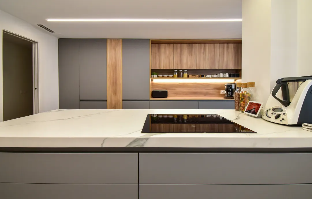Cocina madera y gris