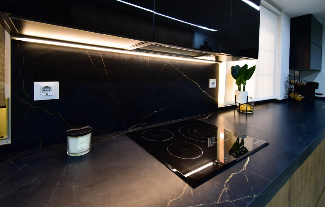 Moderna cocina negra y madera