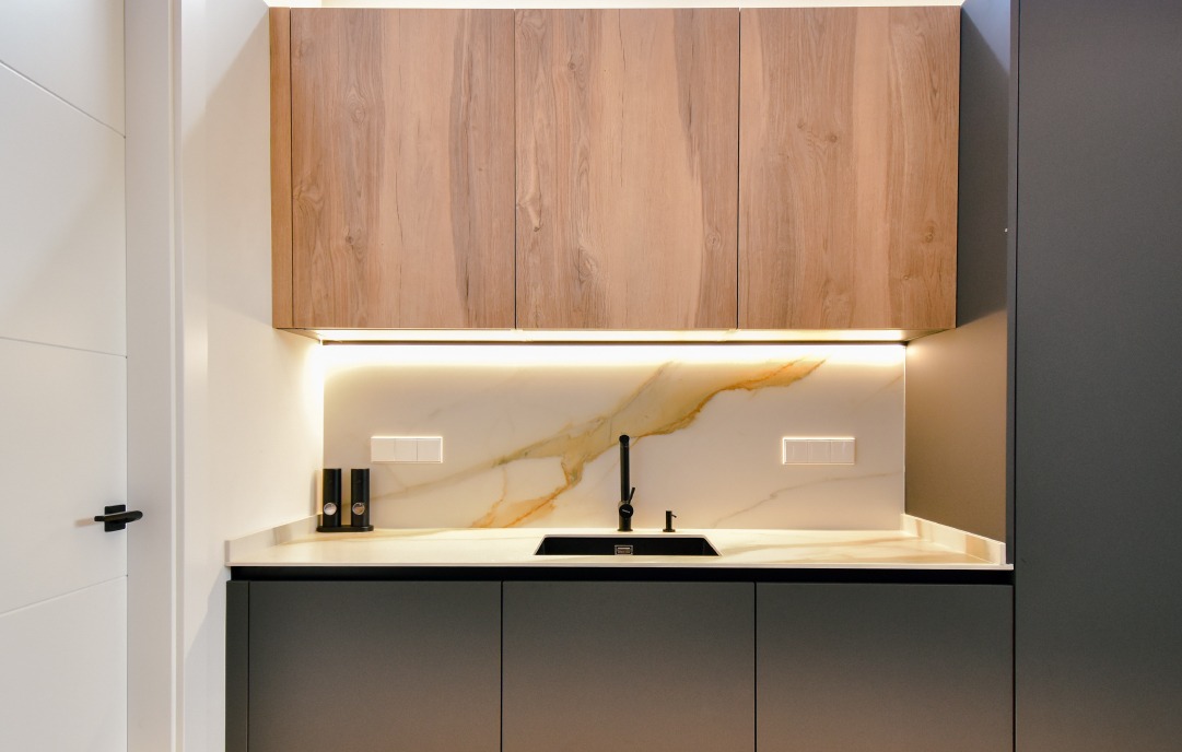 Cocina con placa de extractor integrado