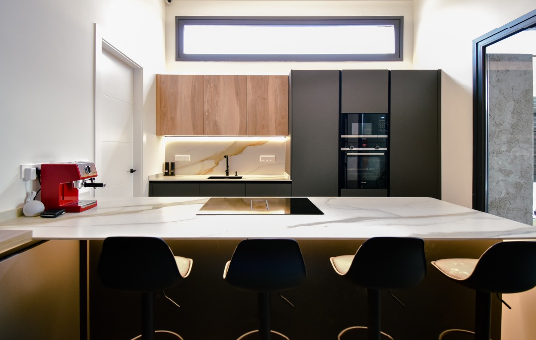 Cocina con placa de extractor integrado