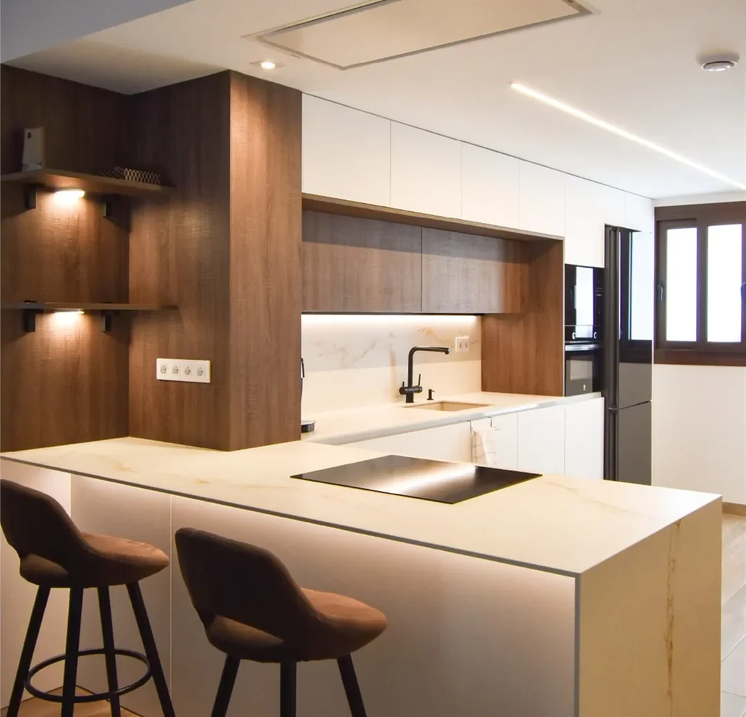 Cocina puente con península