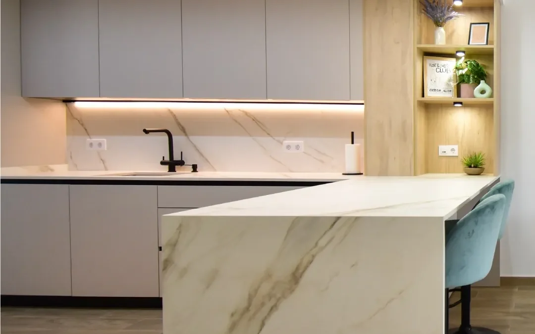 Cocina abierta con placa invisible