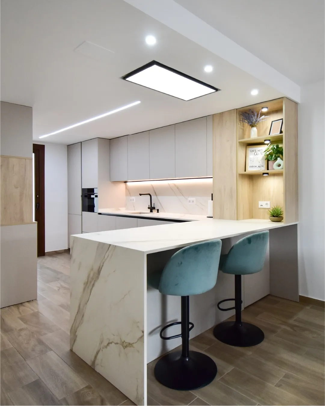 Cocina abierta con placa invisible