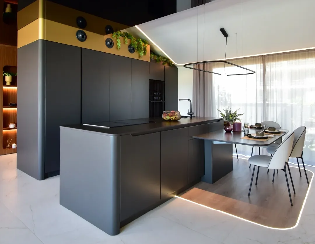 Cocina antracita con isla curvada