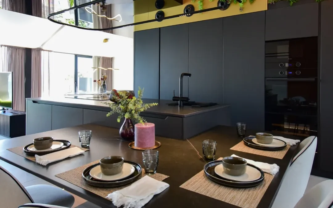 Cocina antracita con isla curvada