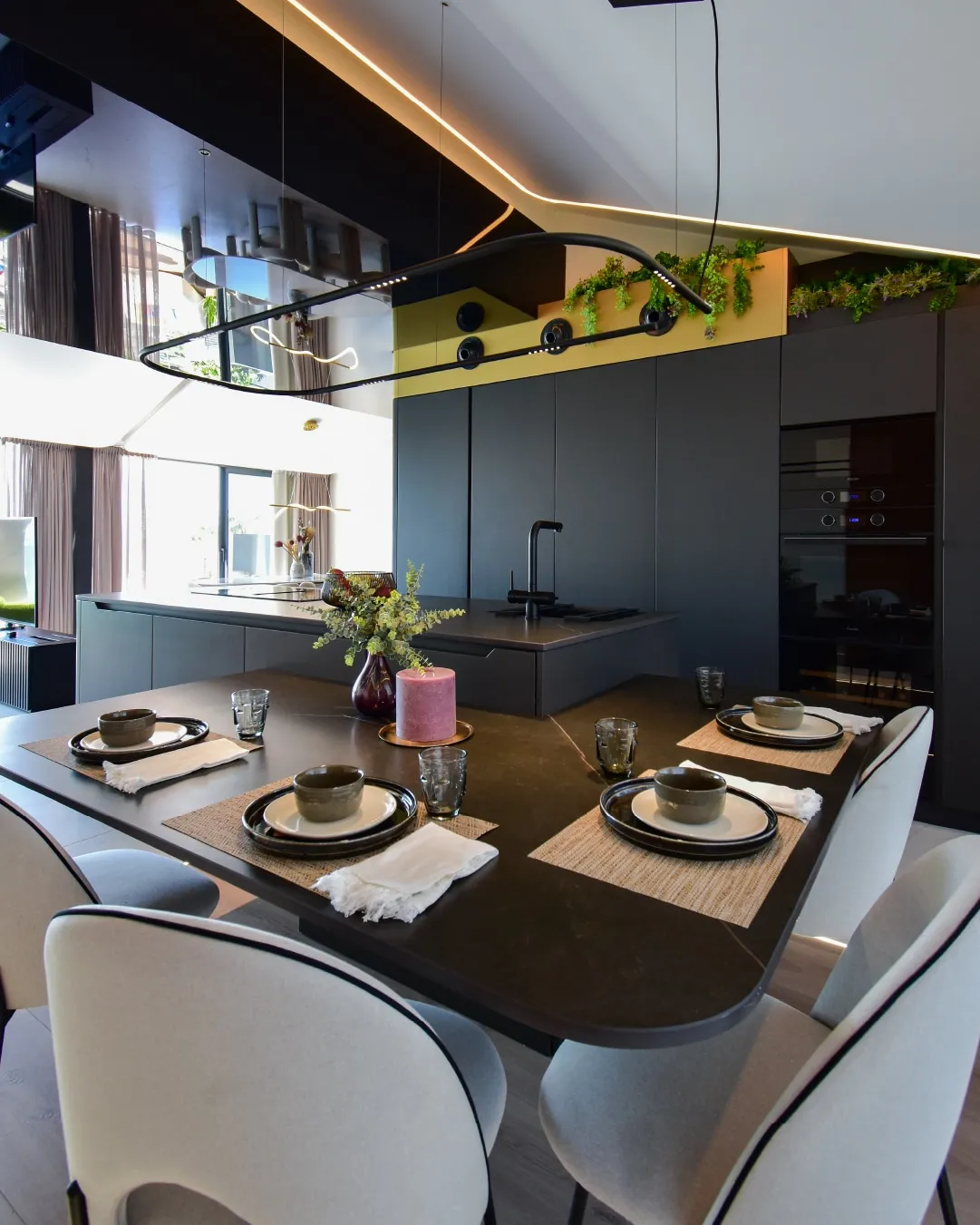 Cocina antracita con isla curvada
