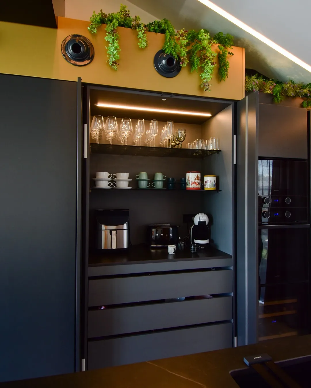 Cocina antracita con isla curvada