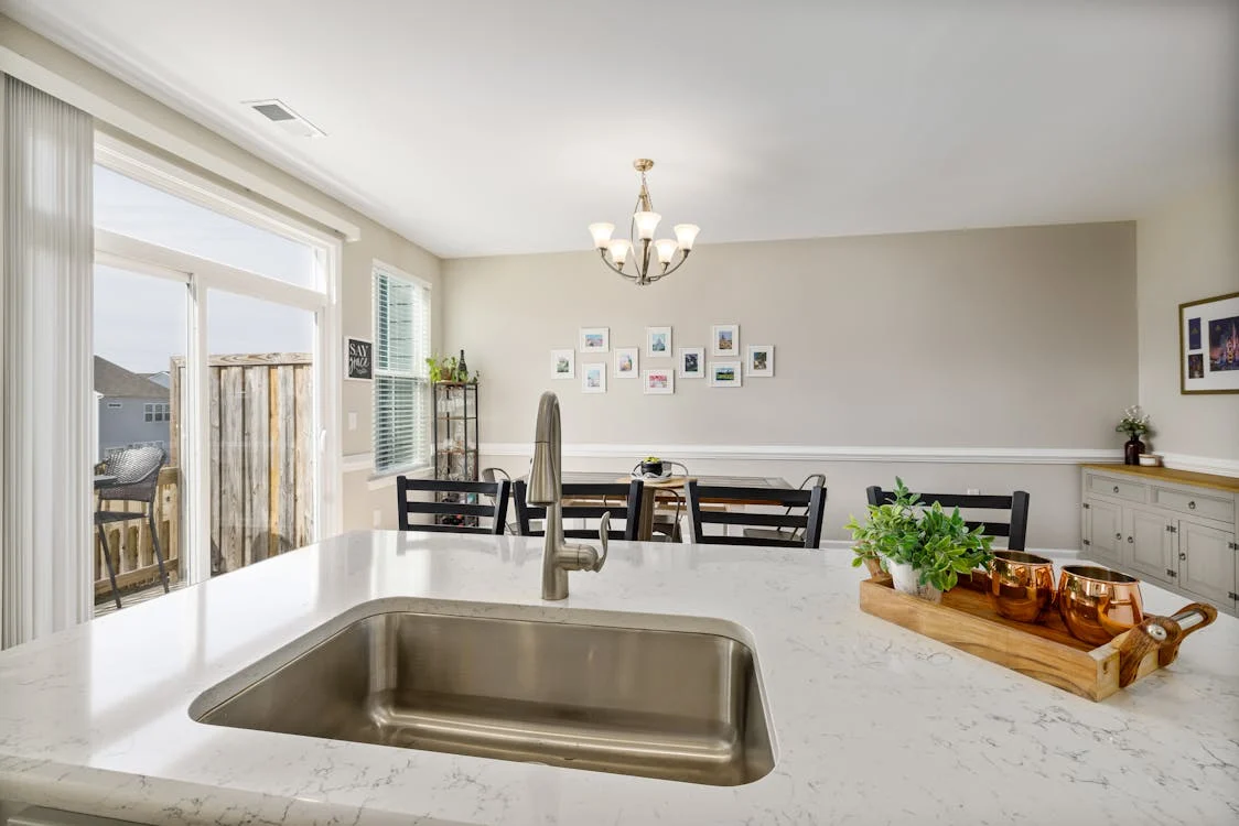 Cocina con encimera de mármol