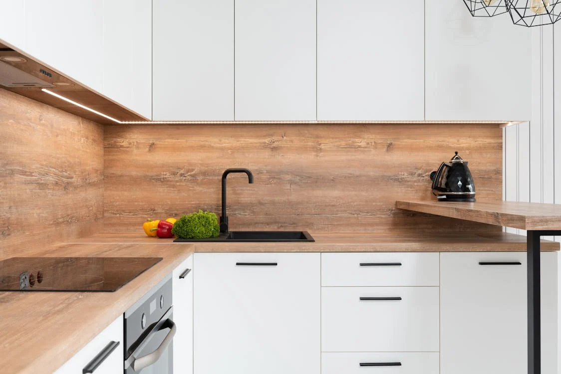 Cocina con encimera y frente de madera