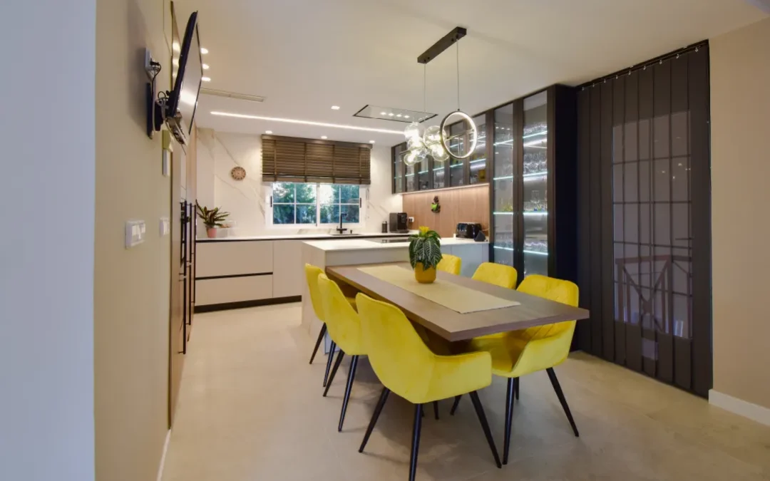 Reforma de cocina grande con vitrinas