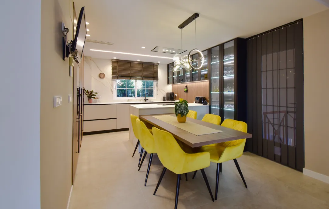 Reforma de cocina grande con vitrinas