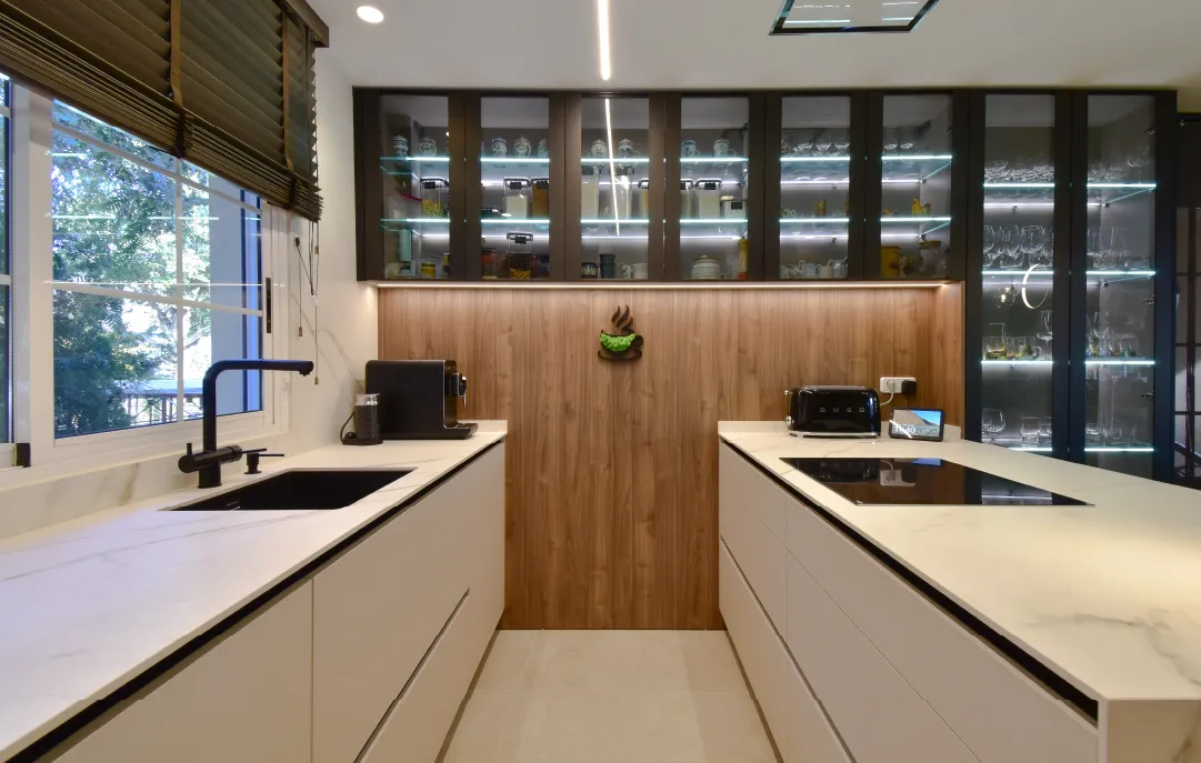 Reforma de cocina grande con vitrinas