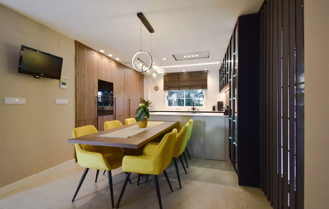 Reforma de cocina grande con vitrinas