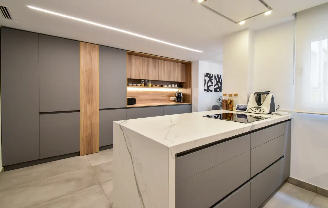 Cocina madera y gris