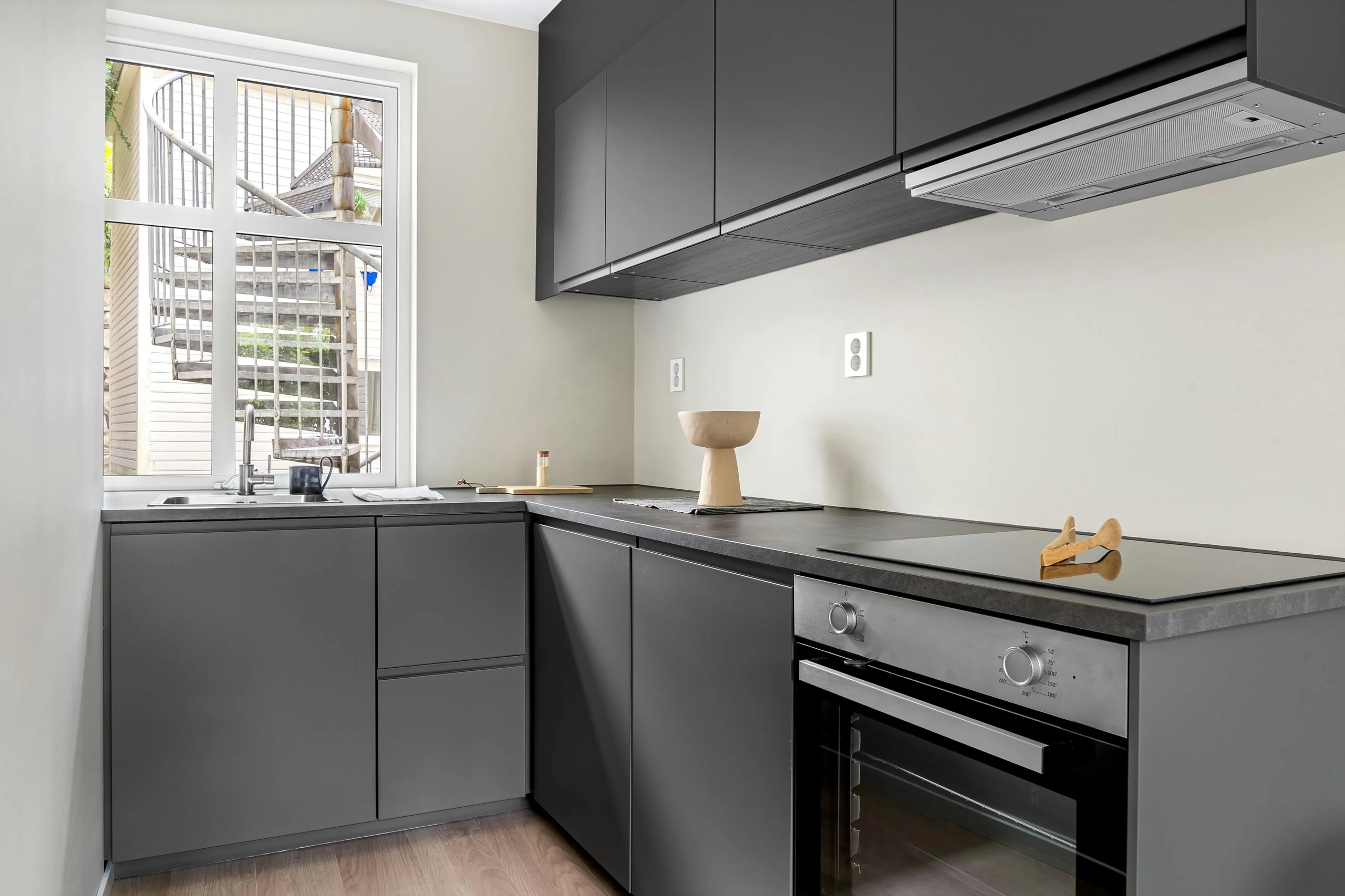 Cocina pequeña con muebles de color gris