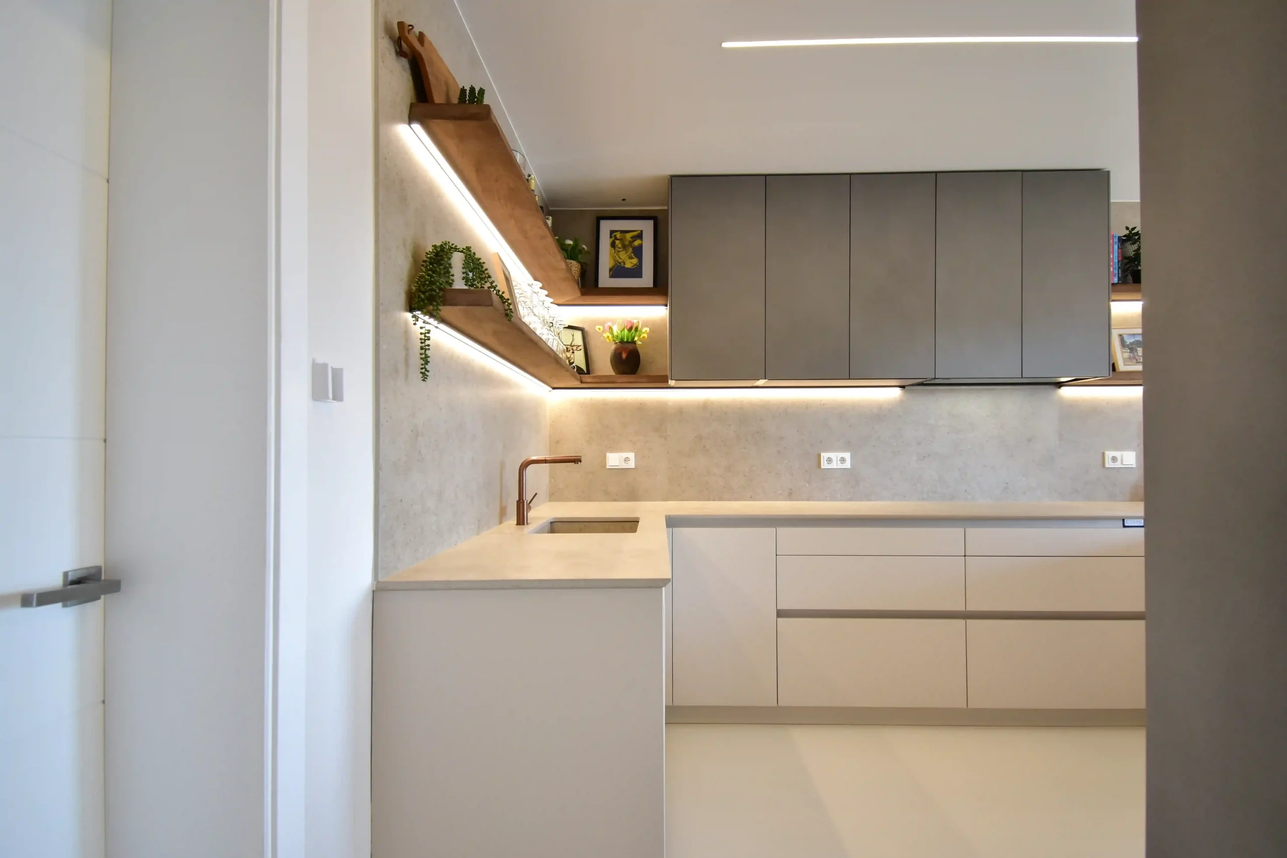 Cocina con placa de inducción invisible