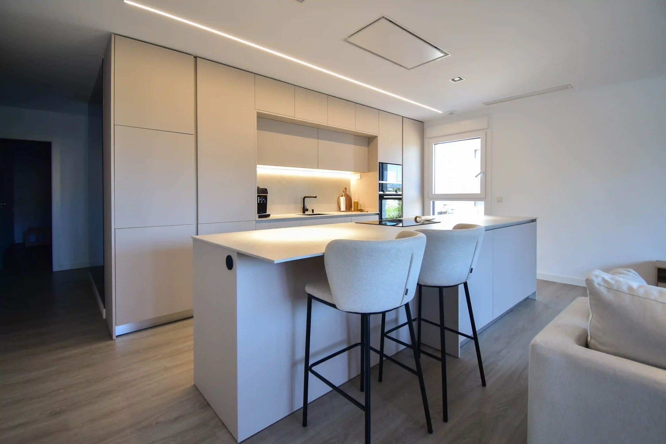 Cocina de tipo puente con electrodomésticos integrados