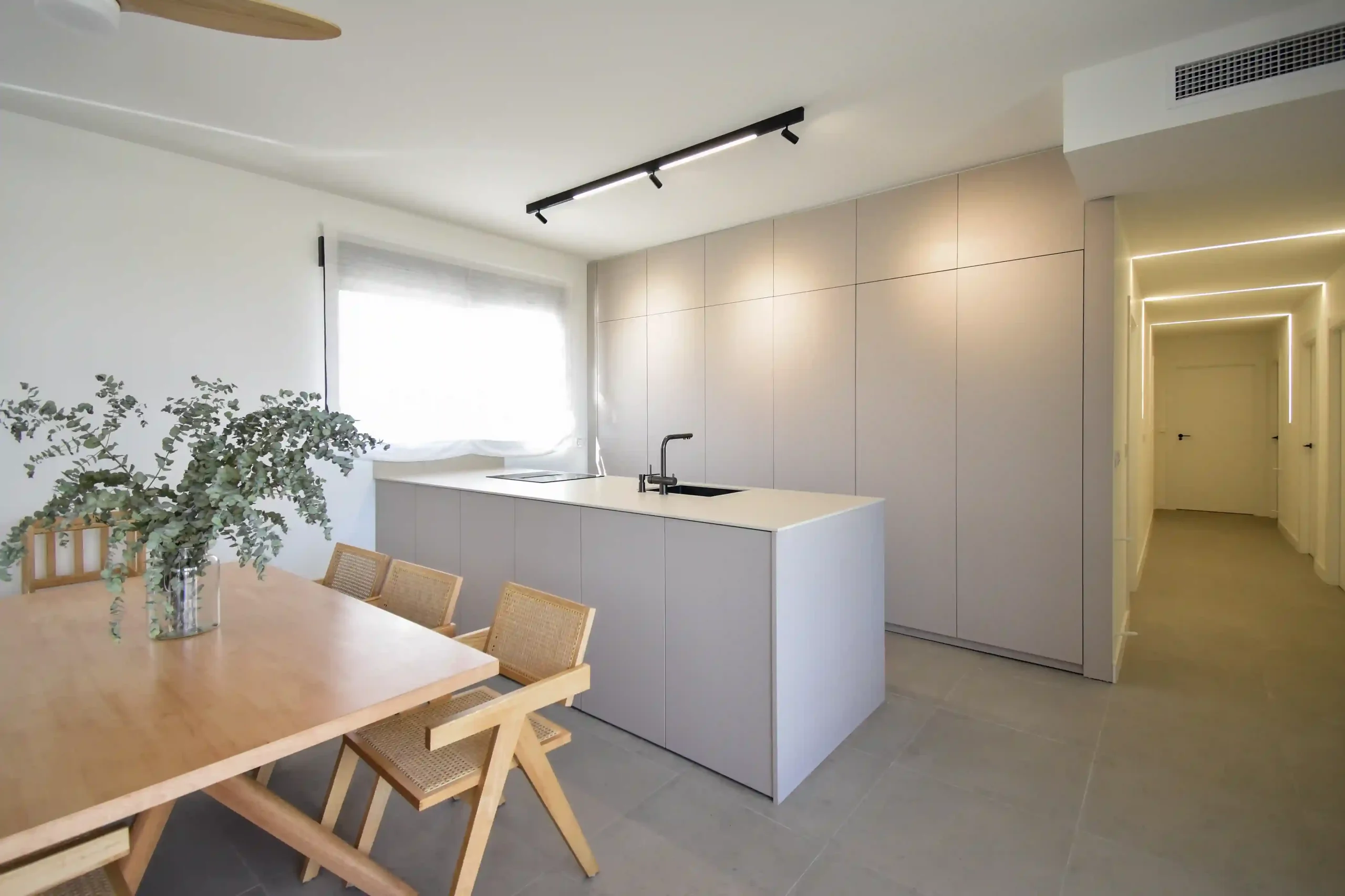 Cocina con diseño oculto, de estilo nórdico y en tonos arena