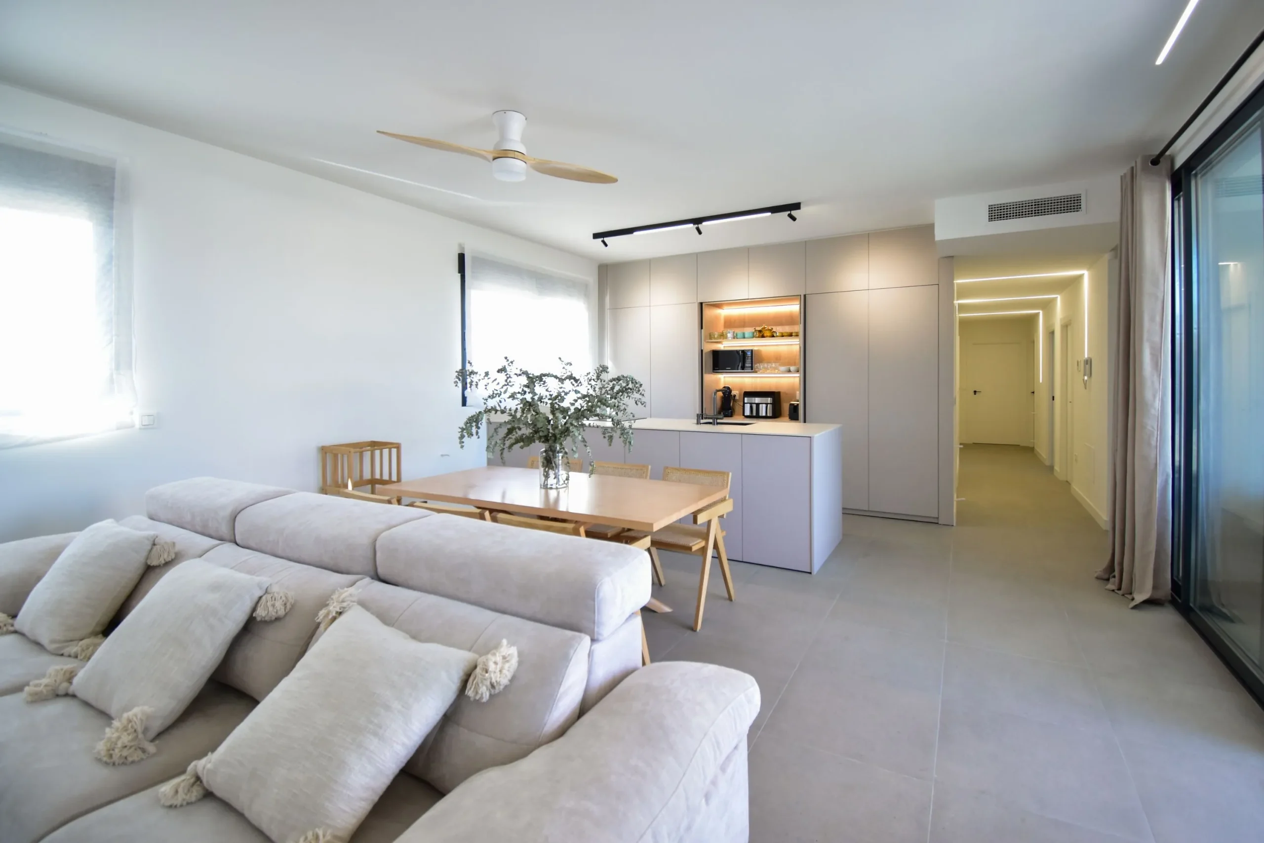 Cocina de estilo nórdico en tonos arena